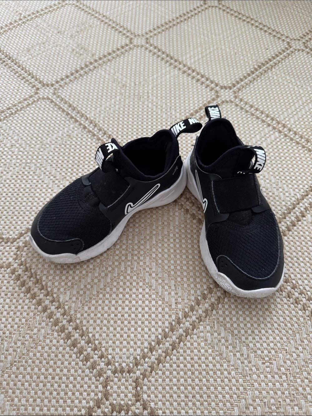 Nike Kids Black and White Slip-On Sneakers size 9c/toddler/preschool GUC